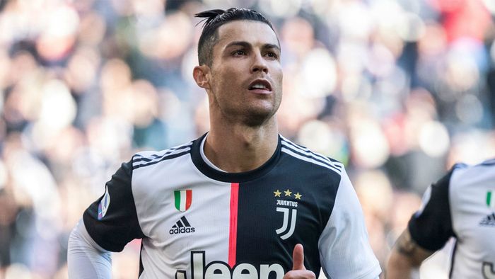 Anh cũng thường xuyên thay đổi kiểu tóc khi gia nhập Juventus